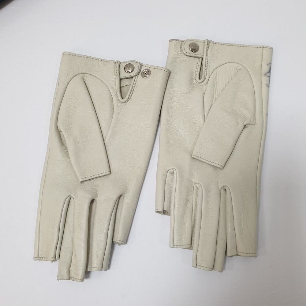Elegant Chanel Lambskin Fingerless Gloves - Size 7 - Picture 3 of 4
